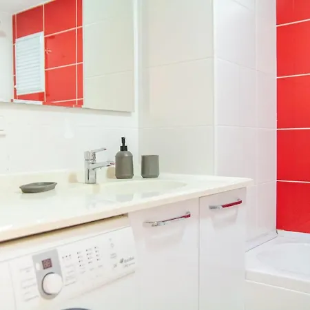 Апартаменты Lovely Flat Near Public Transportation In